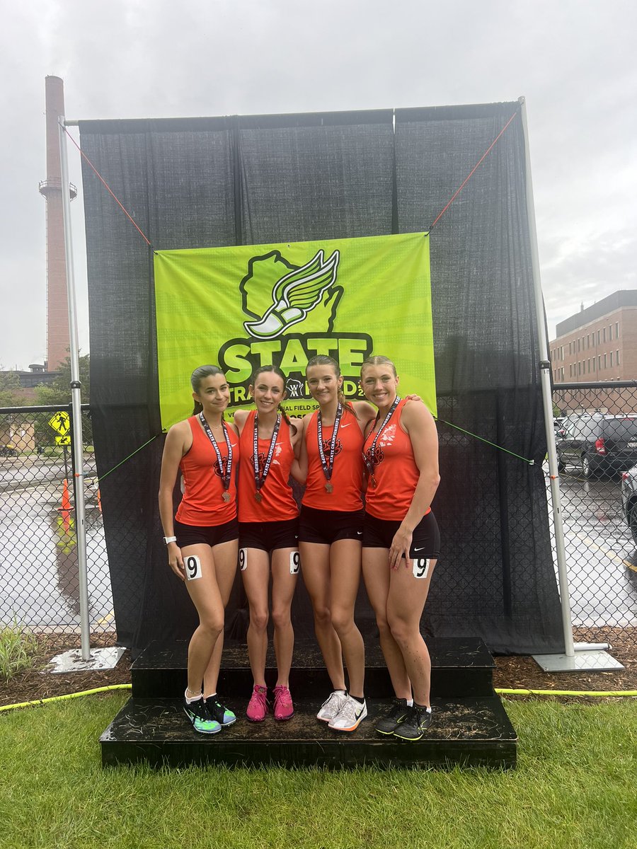 Wildcat 4x800 of Liz den Daas, Lexi Remiker, Sarah Motelet, and Emma Larson run a new school record of 9:21.48 to win the bronze medal 🥉 at the WIAA State Championships! 🙌