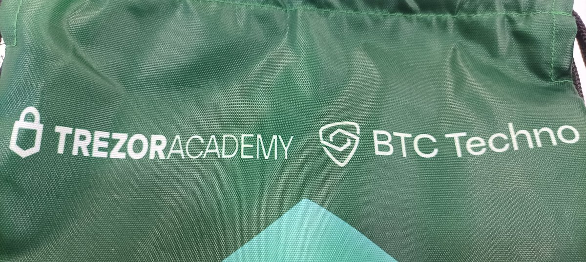 el_micro_chip's tweet photo. Hoy es día de fiesta en @btctechno  con la #trezoracademy  💃🕺👯🪩👯‍♀️👯‍♂️ https://t.co/NTqjrkneE5