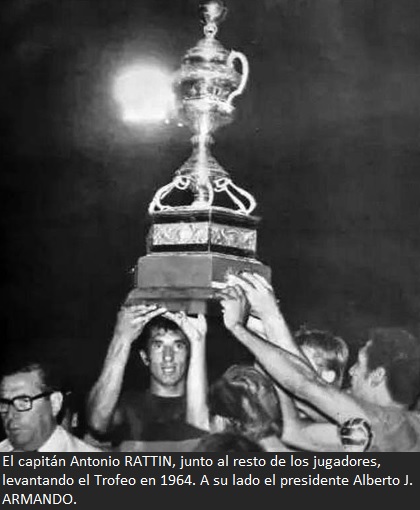 GonzaloRicardes's tweet photo. BOCA-REAL MADRID
Ya sabemos que jugaron nueve veces y que ganaron cuatro encuentros cada uno con un empate.
También, que por la Mundial de 2000 fue la ÚLTIMA FINAL que el Real M. perdió contra un equipo extranjero: BOCA JUNIORS. El equipo de Bianchi, Riquelme y Palermo. Y con 10.000 bosteros en Japón, en un hecho inédito para un club sudamericano. Y después tenemos que ver que quieren igualar a Bianchi con otros “muñecos mimados de la corpo”.
Pero, ¿esto es lo único que podemos decir? No.
Real Madrid había ganado cinco Copas de Clubes Campeones (hoy Champions) consecutivas entre 1956 y 1960, año en que en este continente comenzó a disputarse la Copa de Campeones, renombrada Libertadores desde 1965.
Bajo el auspicio de la Confederación Africana, la Federación de Marruecos, por impulso del gobierno, organiza la Copa Mohamed V, en honor al monarca que logra la independencia de Francia en 1956. En el torneo competían cuatro equipos, tres de los mejores considerados “del momento” por parte de los organizadores, más el campeón del fútbol de Marruecos. Se trataba de un mundial de clubes no oficial de la época. Pensemos en esos años, donde las transmisiones básicamente eran por radio, existían solamente cuatro canales de aire y no estaban las redes sociales, para dimensionar el hecho.
En la edición de 1964 Boca le gana la semifinal por un categórico 3 a 0 al team francés Saint Ettiene, y se encuentra en la final con el Real Madrid de Puskas y Gento, que era subcampeón europeo. Y le gana dos a uno con dos goles de Angel Clemente Rojas, “Rojitas”.
Para que vean que no somos tendenciosos, en 1966 Boca fue nuevamente invitado a participar. Después de empatar la final de esa Copa, nuevamente con gol de Rojitas, pierde frente al mismo rival (campeón europeo de ese año) por penales 3 a 2 (serie de tres). Real Madrid quiso comprar el pase de Rojitas pero éste dijo “que prefería jugar en Boca”: ¡GRANDE!
Como vemos, Boca tiene una rica historia. Y no por nada somos reconocidos en el mundo, desde la gloriosa gira de 1925, donde en la tercera década del siglo pasado fue única esa gira europea de un equipo argentino. Eso es GRANDEZA.
Bonus 1: al más ganador de Europa, el Madrid, y al que le sigue, el Milan, le ganamos dos Copas del Mundo.
Bonus 2: el Real Madrid es una asociación civil, y recientemente su presidente, Florentino Pérez, fue muy enfático en rechazar su conversión en sociedad anónima.