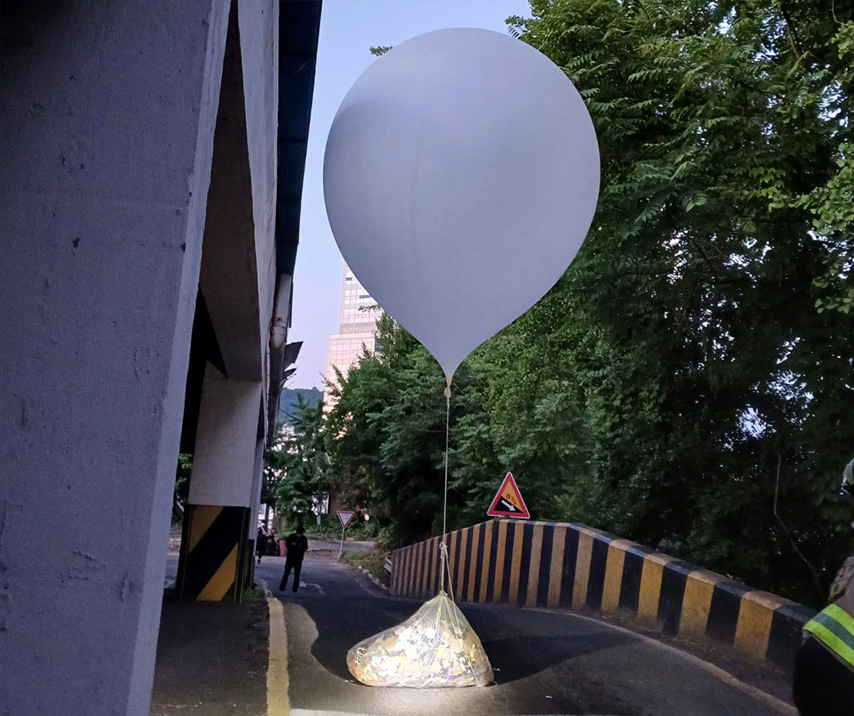 koryodynasty's tweet photo. Update: South Korea's military says North Korea has sent some 600 trash-filled balloons that are currently drifting into and being discovered across parts of South Korea. New images show the balloons and their burst loads. So far, this is over double since the last such incident. https://t.co/gIZMlzRBcB