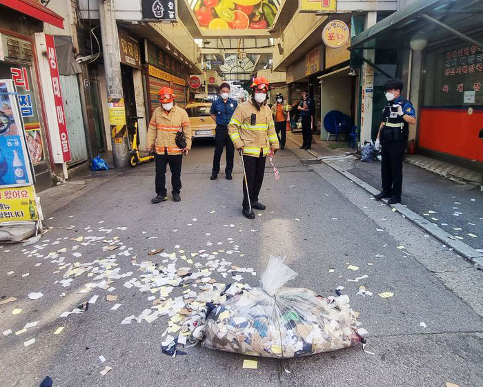 koryodynasty's tweet photo. Update: South Korea's military says North Korea has sent some 600 trash-filled balloons that are currently drifting into and being discovered across parts of South Korea. New images show the balloons and their burst loads. So far, this is over double since the last such incident. https://t.co/gIZMlzRBcB