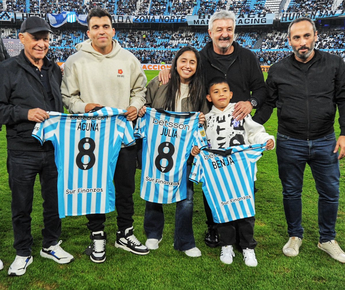 Marcos Javier Acuña, Campeón con Racing y del Mundo 🩵🇦🇷 

El Huevo estuvo en el Cilindro y fue ovacionado por su gente 👏