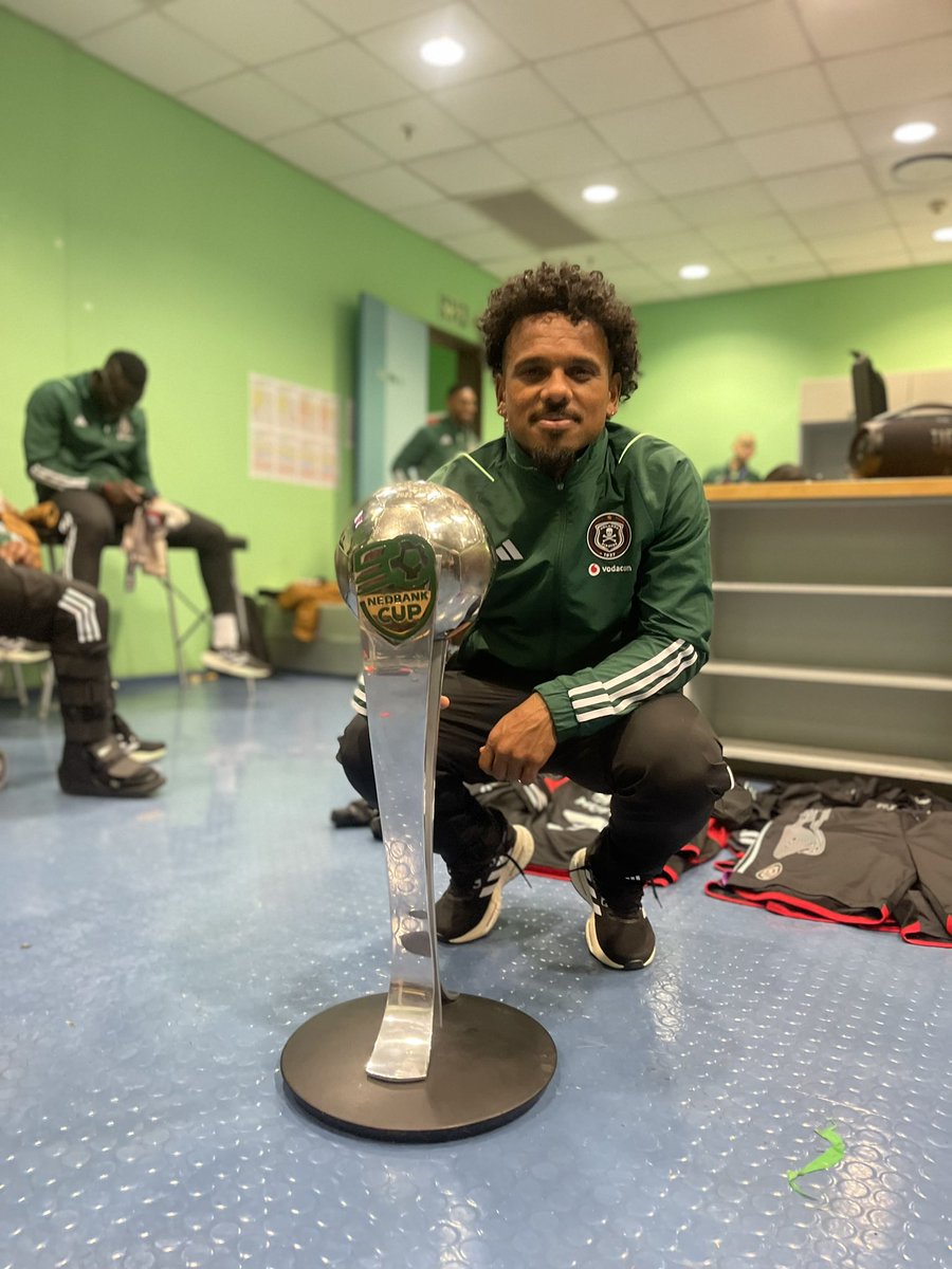iDiskiTimes's tweet photo. Kermit Erasmus has now lifted FIVE #NedbankCup trophies - more than any other player.

🏆 2011/12 - SuperSport United
🏆 2013/14 - Orlando Pirates
🏆 2021/22 - Mamelodi Sundowns
🏆 2022/23 - Orlando Pirates
🏆 2023/24 - Orlando Pirates

King of the Cup, @Erasmus_95! 👑 https://t.co/9BGKLBTDW1