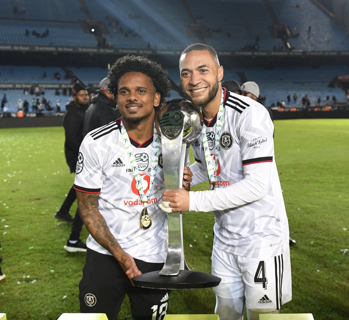 iDiskiTimes's tweet photo. Kermit Erasmus has now lifted FIVE #NedbankCup trophies - more than any other player.

🏆 2011/12 - SuperSport United
🏆 2013/14 - Orlando Pirates
🏆 2021/22 - Mamelodi Sundowns
🏆 2022/23 - Orlando Pirates
🏆 2023/24 - Orlando Pirates

King of the Cup, @Erasmus_95! 👑 https://t.co/9BGKLBTDW1