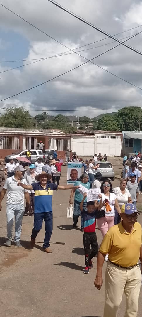 rafaelemilios's tweet photo. EN ALTAGRACIA DE ORITUCO, en #Unidad Nelson Guillén CEN, dirigentes regionales, municipales de AD Resistencia y el equipo #ConVzla en la URB TRICENTENARIO llevando el mensaje de EDMUNDO GONZÁLEZ URRUTIA, próximo presidente de Vzla. #EdmundoParaToElMundo https://t.co/lyUrnDX5h9
