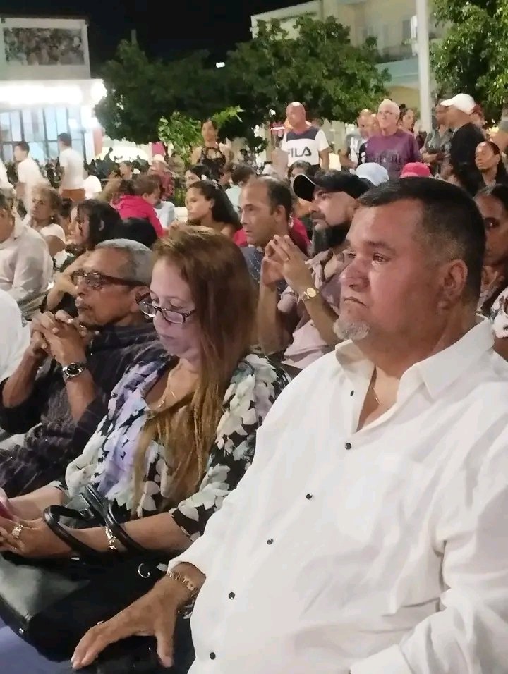 BorgesOlivero's tweet photo. ¡La #ProvinciaGranma rinde merecido tributo esta noche en la Plaza de la Revolución a Corina Mestre!!

#Bayamo la amará por siempre y  Granma toda.
¡Descanse revolucionaria intachable! https://t.co/wLbA3X27X0
