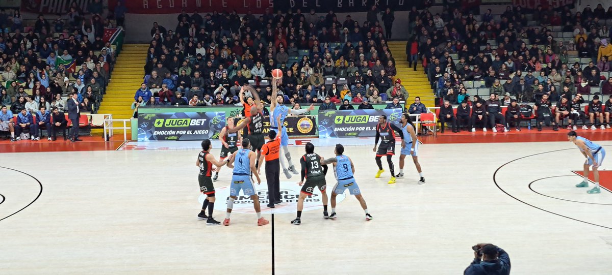 CoolTV_Valdivia's tweet photo. Ya juegan playoff 4 @cd_lasanimas @CdAncud en la catedral del basket 🏀 chileno #valdiviacl @BasquetData @JersonlopezF @liga_nacional @segureitor @basketcl https://t.co/oy8k28dWtp