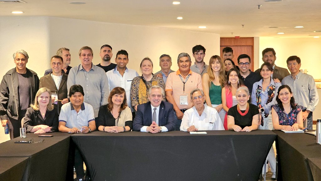 evoespueblo's tweet image. Hoy vuelvo a México para acompañar el proceso electoral. Estamos seguros de que mañana seremos testigos de una fiesta democrática. 

Mantengo presente mi profundo agradecimiento con el Pueblo Mexicano y con el Presidente @lopezobrador_ por brindarnos asilo  político y salvarnos…