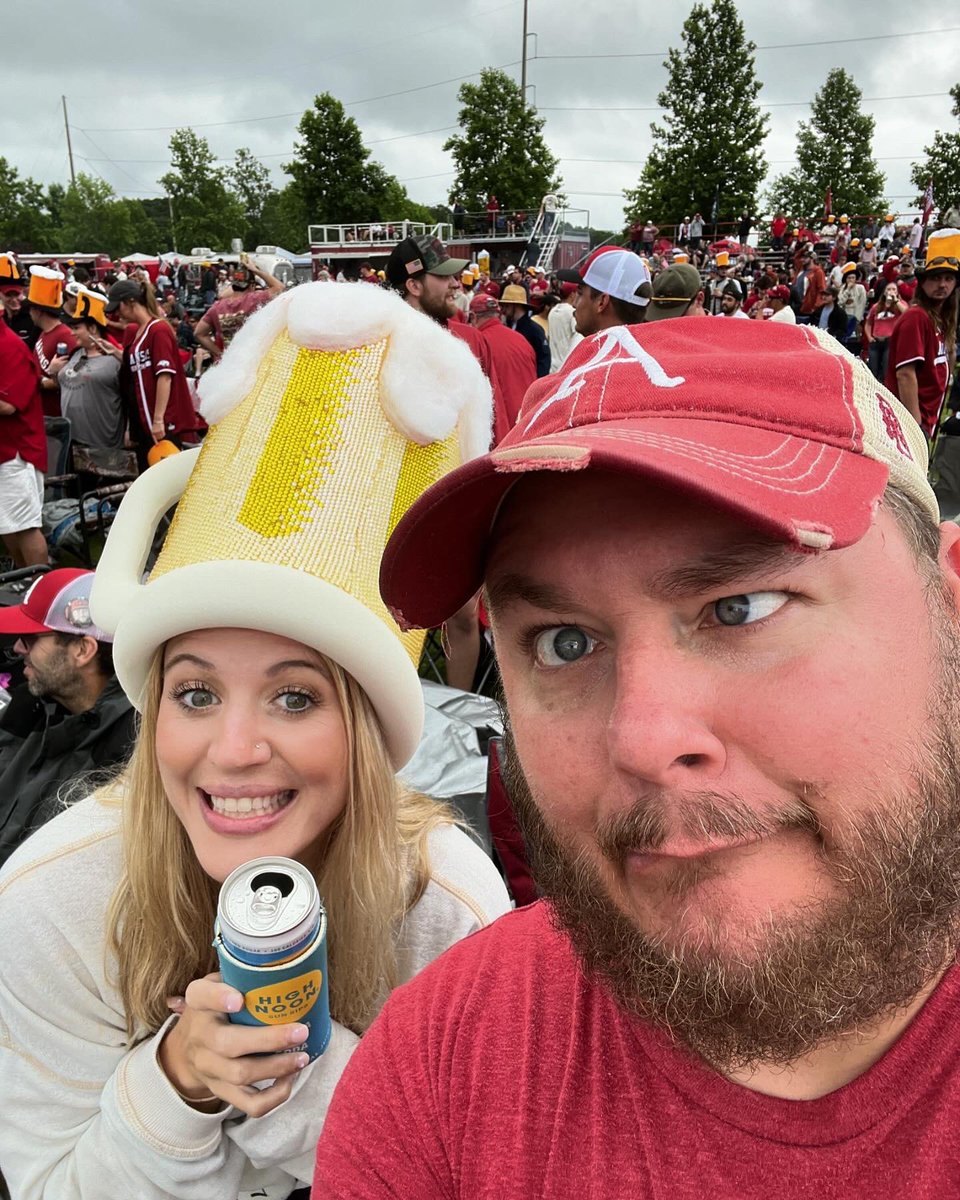 We might have too much fun together! Is that even possible???? I submit that it is not!!! #taterfriends #loveyoubestfriend #eatyourtaters #tatersgonnatate #hogsvredhawks2024 #fayettevilleregional #game1 #razorbackbaseball #thisisbaseball #omahogs #wps #gohogs #secnetwork #espn