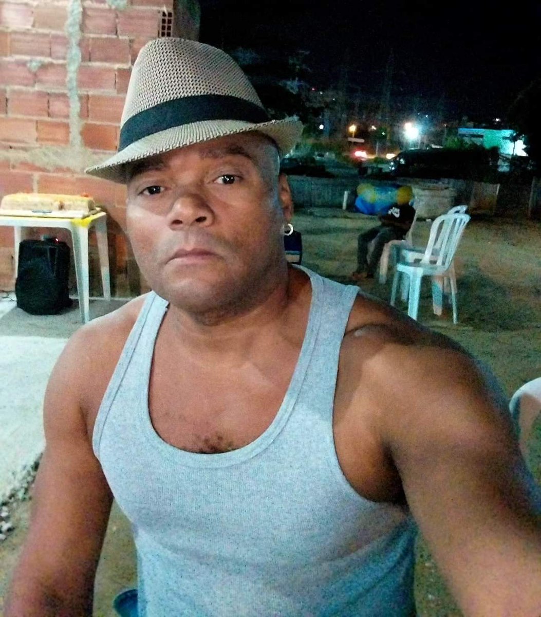 LL197743's tweet photo. Sou eu, tá? 😬
#preto
#pretao
#sembarba
#quarentão
#homaodaporra https://t.co/EyCvb2m6Gw