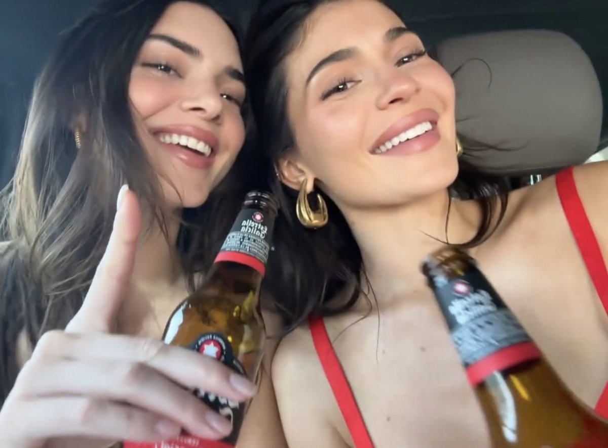 archivekend's tweet photo. life goal: a jenner summer https://t.co/ZFx8yx3pX8