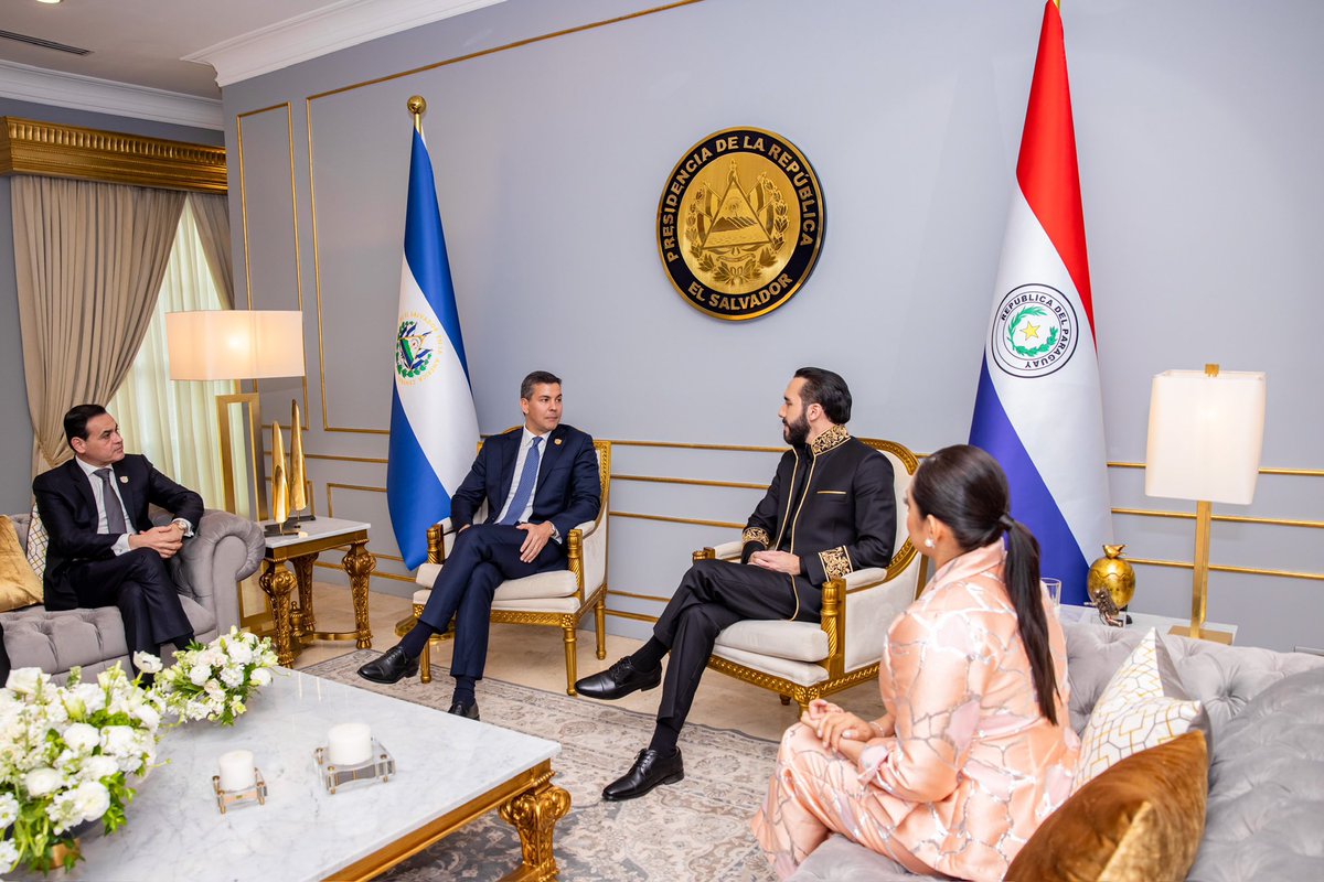PresidenciaSV's tweet photo. El Presidente de Paraguay @SantiPenap sostuvo una reunión con el Presidente @nayibbukele. 

El Presidente de 🇵🇾 destacó que la gestión del Presidente de 🇸🇻 no pasa desapercibida en su país. https://t.co/oyVmAyTOl1