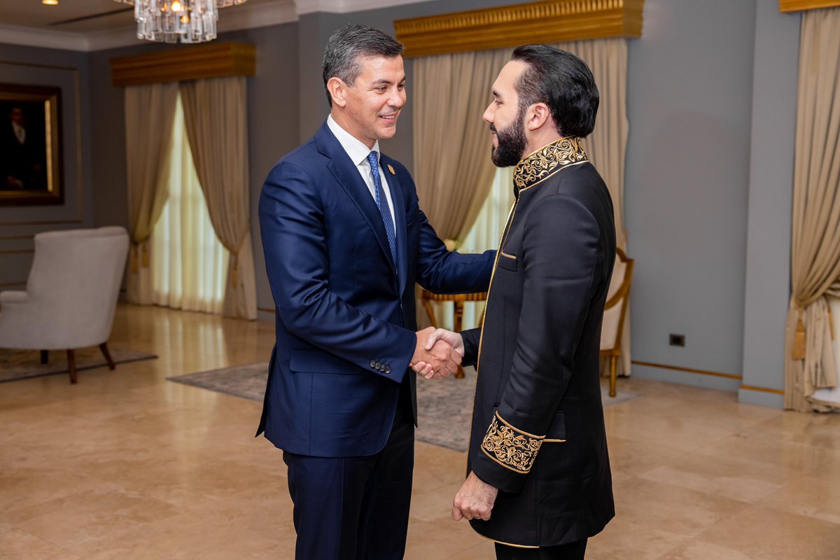 PresidenciaSV's tweet photo. El Presidente de Paraguay @SantiPenap sostuvo una reunión con el Presidente @nayibbukele. 

El Presidente de 🇵🇾 destacó que la gestión del Presidente de 🇸🇻 no pasa desapercibida en su país. https://t.co/oyVmAyTOl1