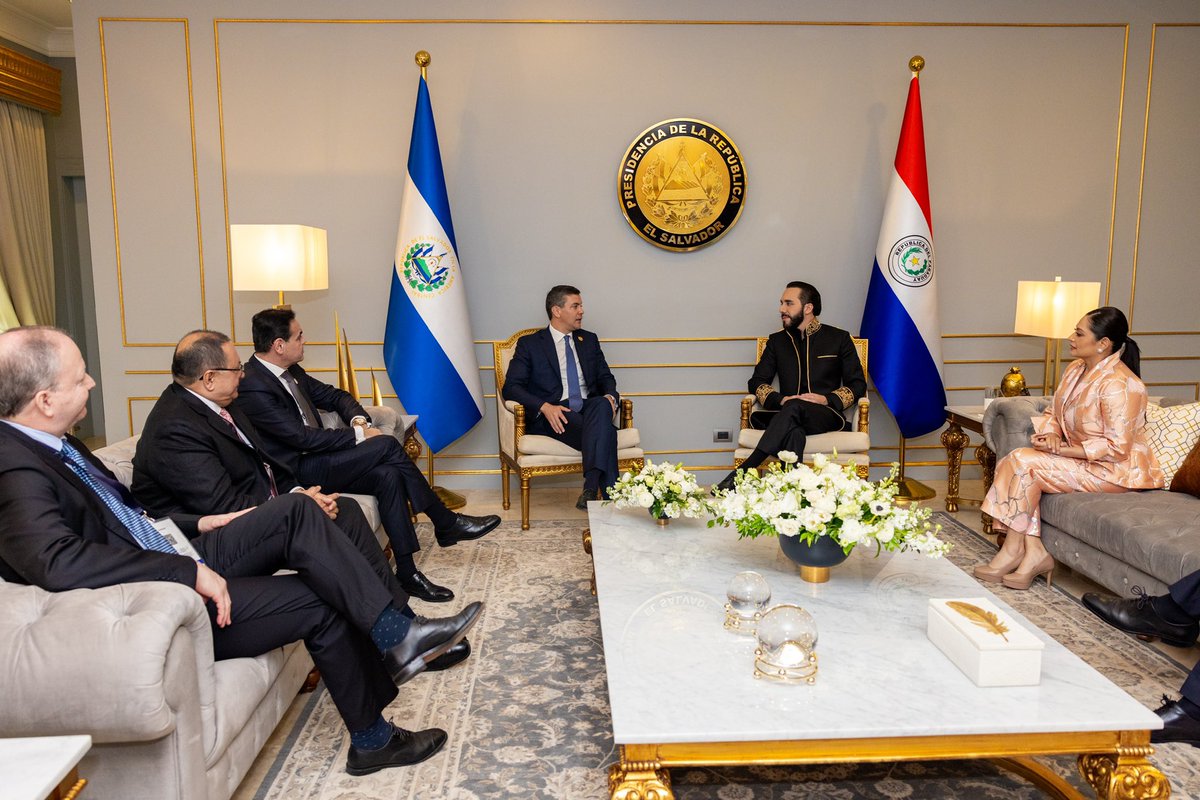PresidenciaSV's tweet photo. El Presidente de Paraguay @SantiPenap sostuvo una reunión con el Presidente @nayibbukele. 

El Presidente de 🇵🇾 destacó que la gestión del Presidente de 🇸🇻 no pasa desapercibida en su país. https://t.co/oyVmAyTOl1