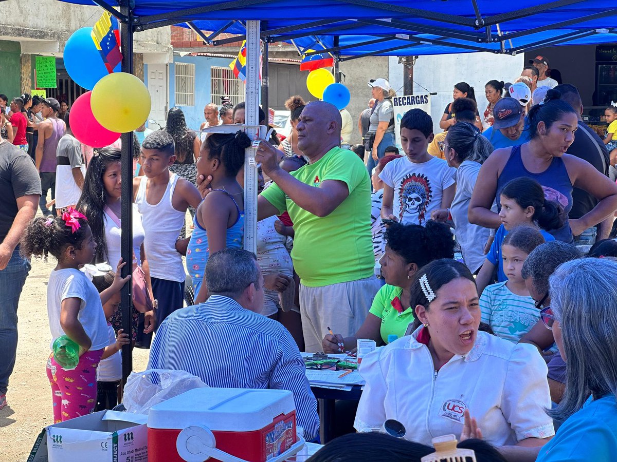 Galindez_vzla's tweet photo. 1200 familias de las comunidades de Quemaito, Guatire fueron atendidas en la jornada social del 1x10 del Buen Gobierno de nuestro Presidente @NicolasMaduro // Todo el equipo de la Gobernación de Miranda sigue desplegados en los municipios Plaza y Zamora. 

 #PuebloEnLasRedes https://t.co/bqONT8drRm