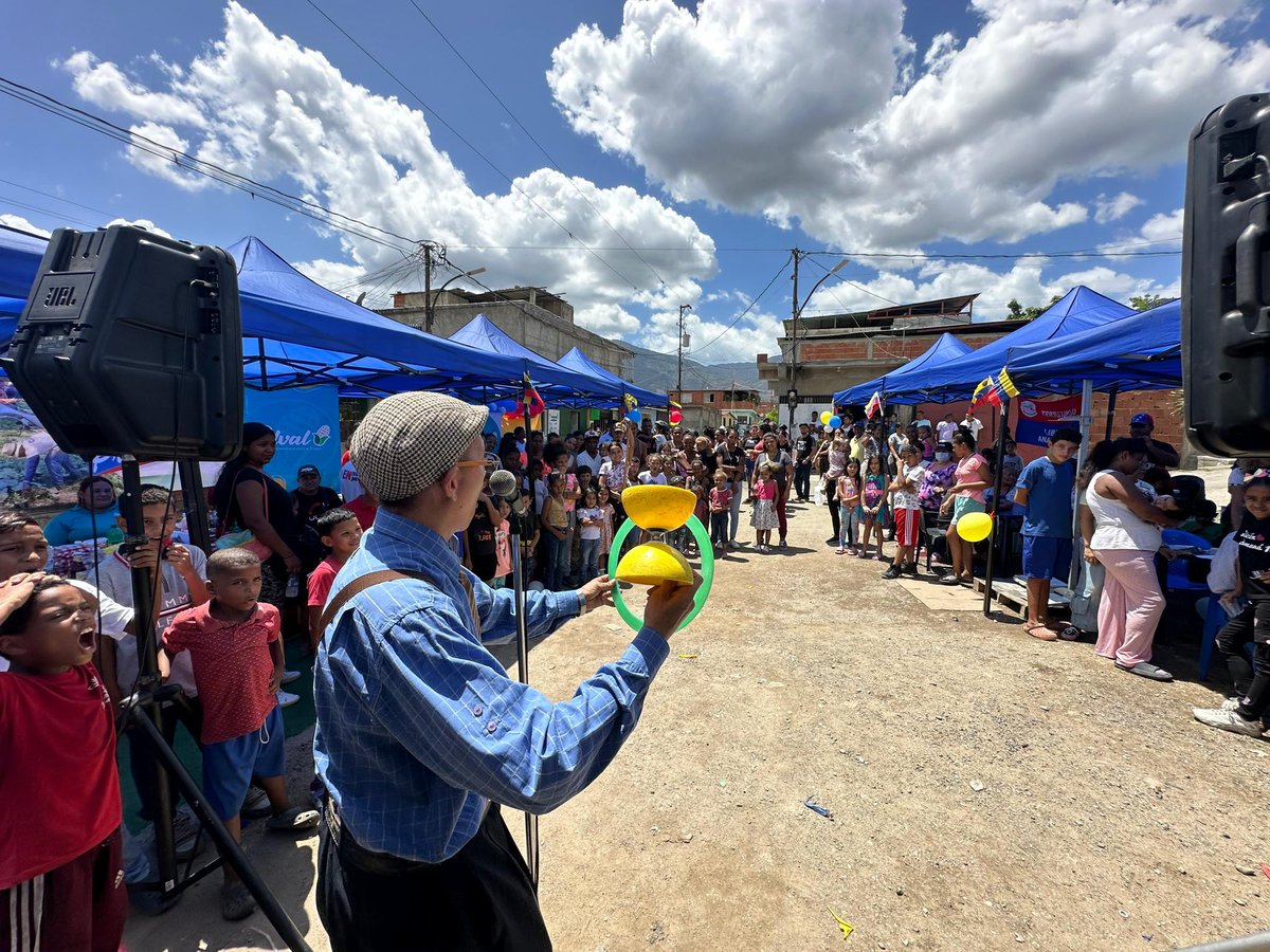 Galindez_vzla's tweet photo. 1200 familias de las comunidades de Quemaito, Guatire fueron atendidas en la jornada social del 1x10 del Buen Gobierno de nuestro Presidente @NicolasMaduro // Todo el equipo de la Gobernación de Miranda sigue desplegados en los municipios Plaza y Zamora. 

 #PuebloEnLasRedes https://t.co/bqONT8drRm