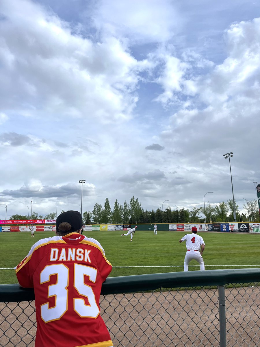 Special guest <a href="/OscarDansk/">Oscar Dansk</a> throwing the first pitch tonight @ the <a href="/Okotoks_Dawgs/">Okotoks Dawgs Baseball</a> game 👀⚾️