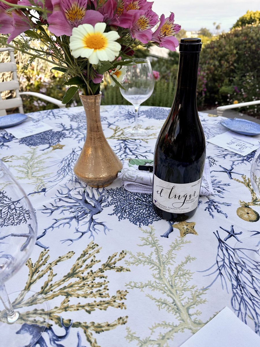 insidewine_sb's tweet photo. @cpgwineguy getting ready for a lovely alfresco dinner with #ElLugarWine #Pinot It's so #delicious https://t.co/O4CYit390j