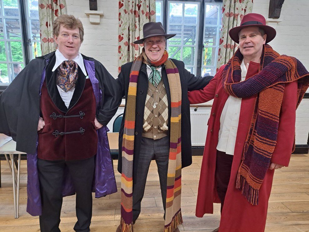 TheGingerDrWho's tweet photo. As it was ‘the finale’ at #DevilsEnd yesterday I just had to attend as the 3rd Doctor in The Daemons cosplay. Thanks to @cosdaddycostume for the cape and shirt, @WalkerSlaterUK for the Smoking Jacket, @_DavidCon for the photo with Jon himself, @ManningOfficial for the velvet hugs https://t.co/h07DSWng9u