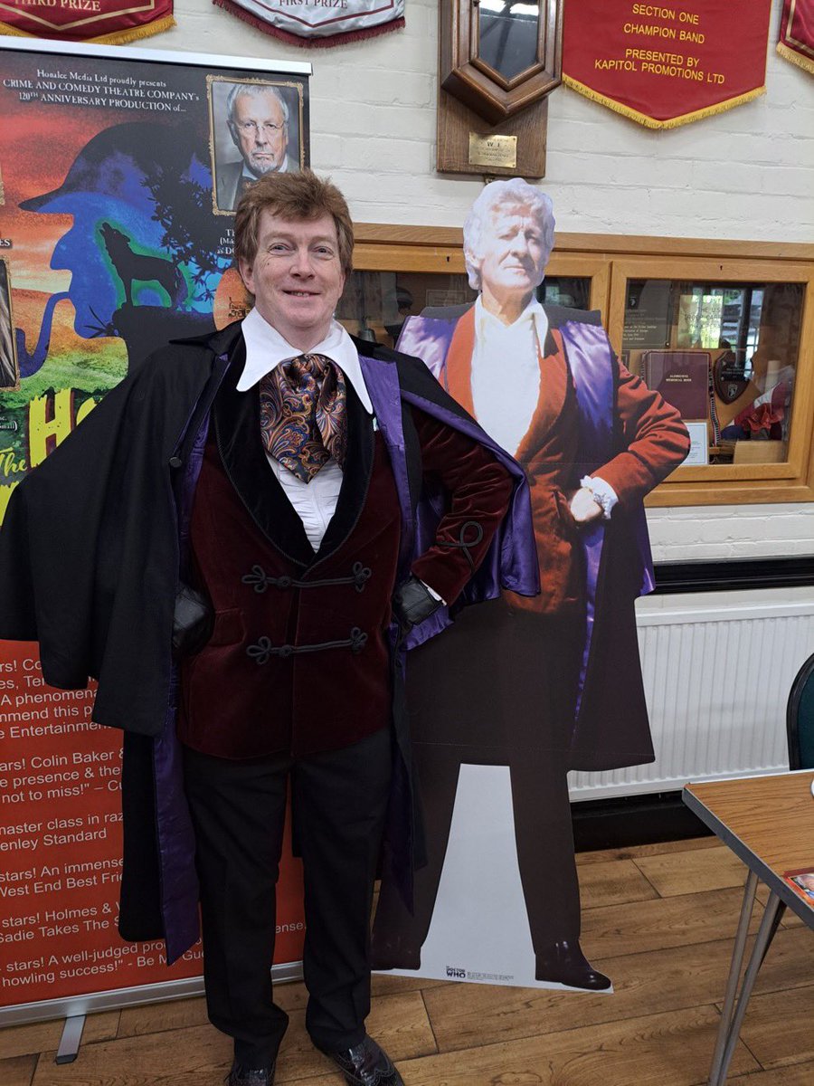TheGingerDrWho's tweet photo. As it was ‘the finale’ at #DevilsEnd yesterday I just had to attend as the 3rd Doctor in The Daemons cosplay. Thanks to @cosdaddycostume for the cape and shirt, @WalkerSlaterUK for the Smoking Jacket, @_DavidCon for the photo with Jon himself, @ManningOfficial for the velvet hugs https://t.co/h07DSWng9u