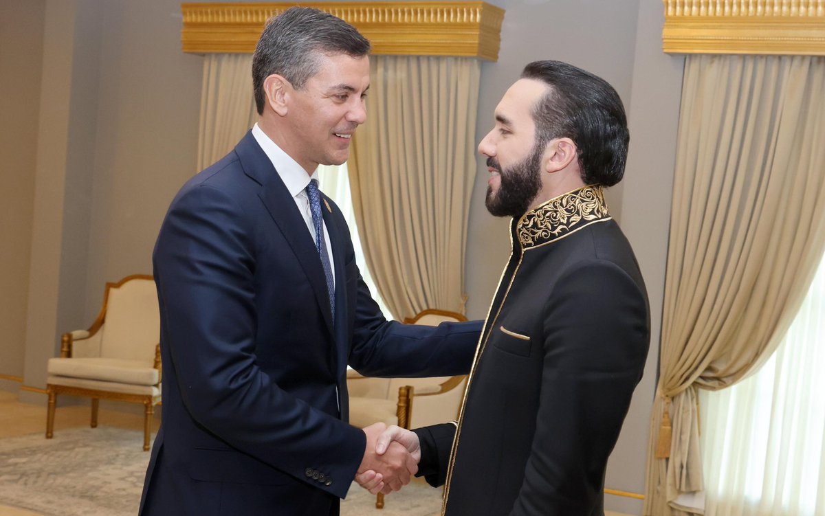 PresidenciaPy's tweet photo. 🇵🇾🤝🇸🇻Estrechamiento de lazos. El presidente @SantiPenap mantuvo una productiva reunión bilateral con el presidente @nayibbukele. Abordaron temas clave para fortalecer la cooperación y el desarrollo entre ambas naciones. https://t.co/JAFQPAhyf6