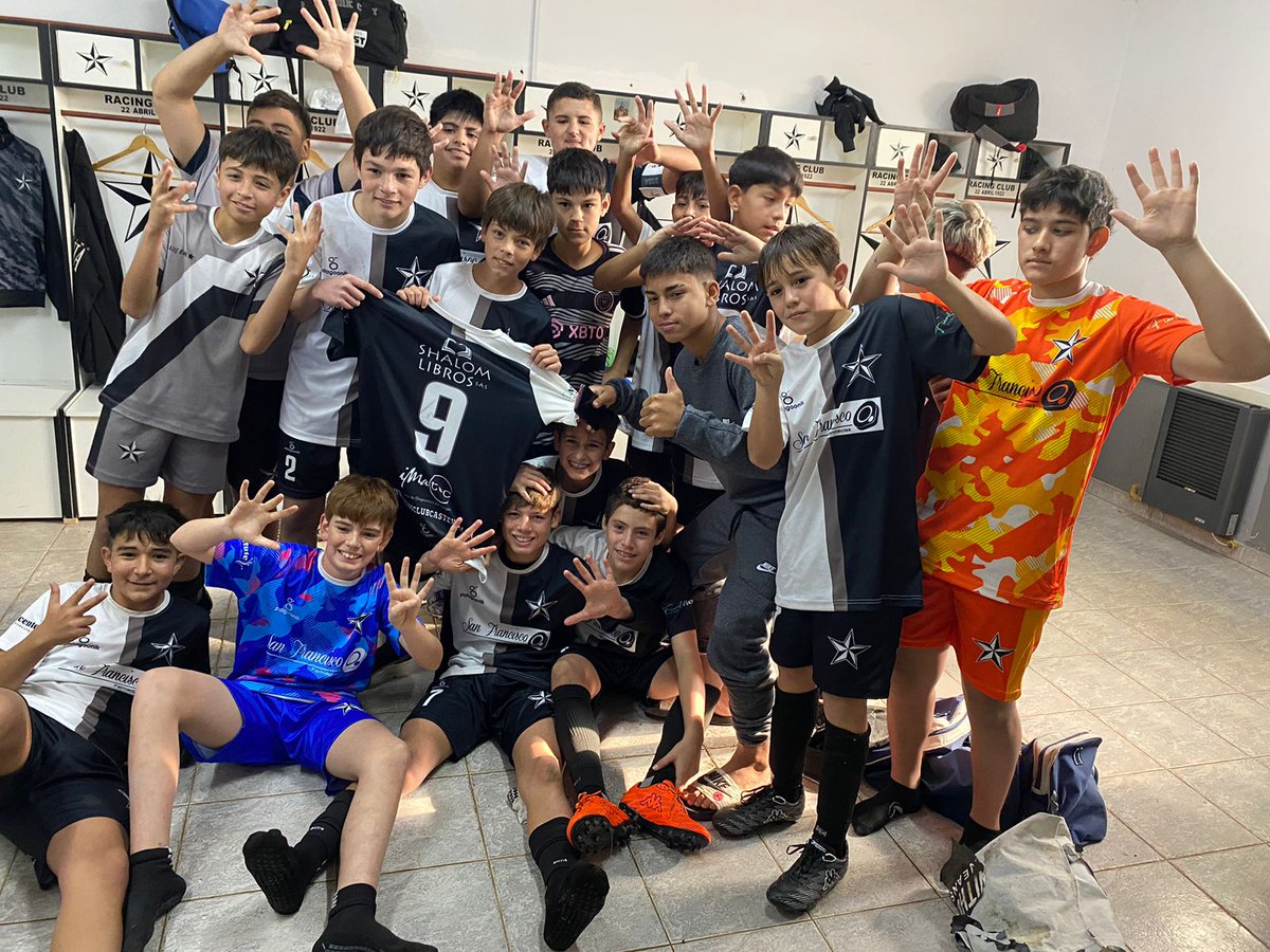 ⚽️✯ | PASÓ OTRA FECHA DE INFERIORES

Por la 7ma del Torneo de Inferiores el Albo enfrentó a Cultura Integral, siendo los resultados:

-7ma División: triunfo 9-0 con goles de Stembauer (4), Oddi (3), Cayul y Coria.
-6ta División: empate 0-0.
-5ta División: derrota 0-2.

🤍🖤