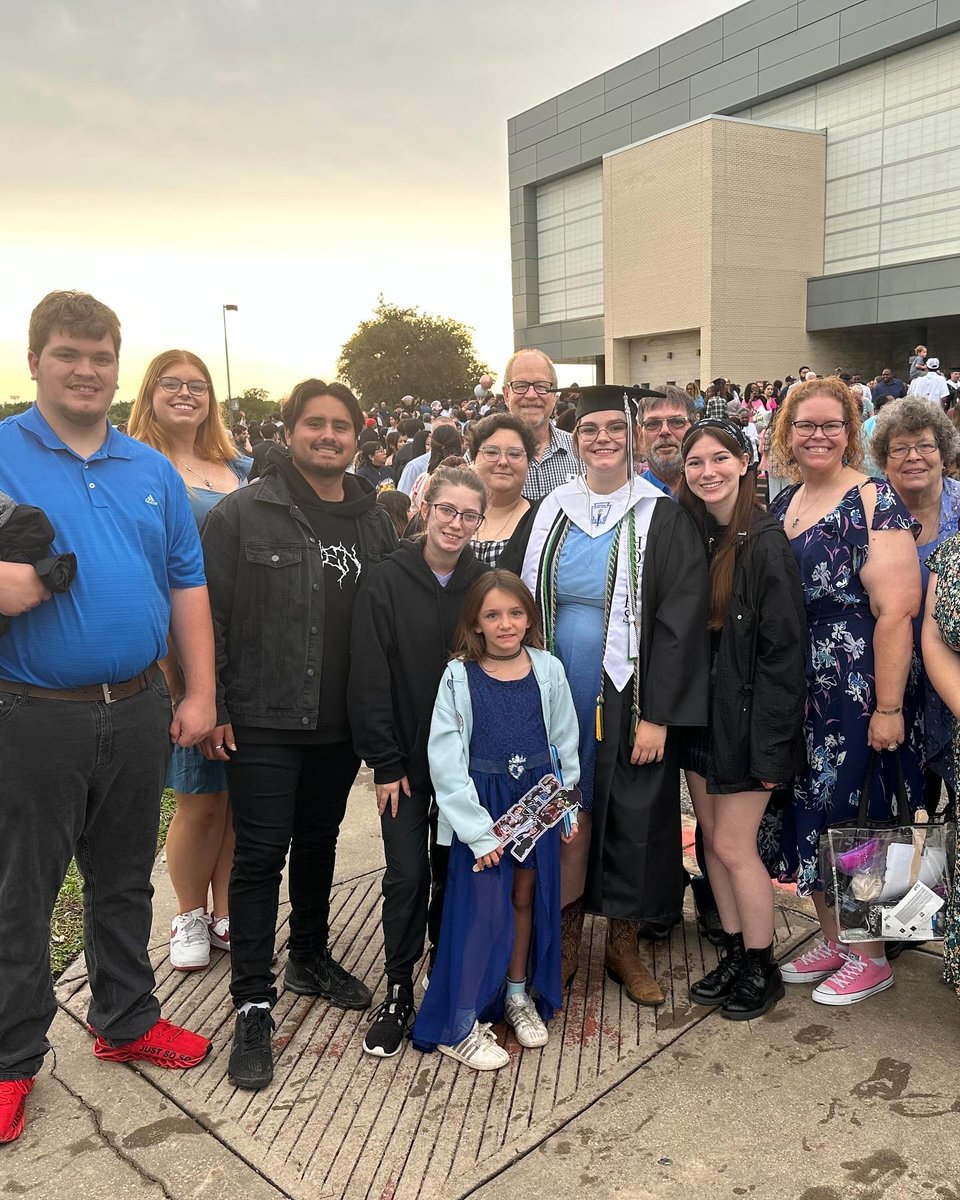 31tule's tweet photo. Family isn’t always who shares your blood, family is about who’s there when no one else is. 🤓

All praise and gratitude to God for blessing us with such a beautiful family. 
#jesusisking https://t.co/RSmR4CUh0R