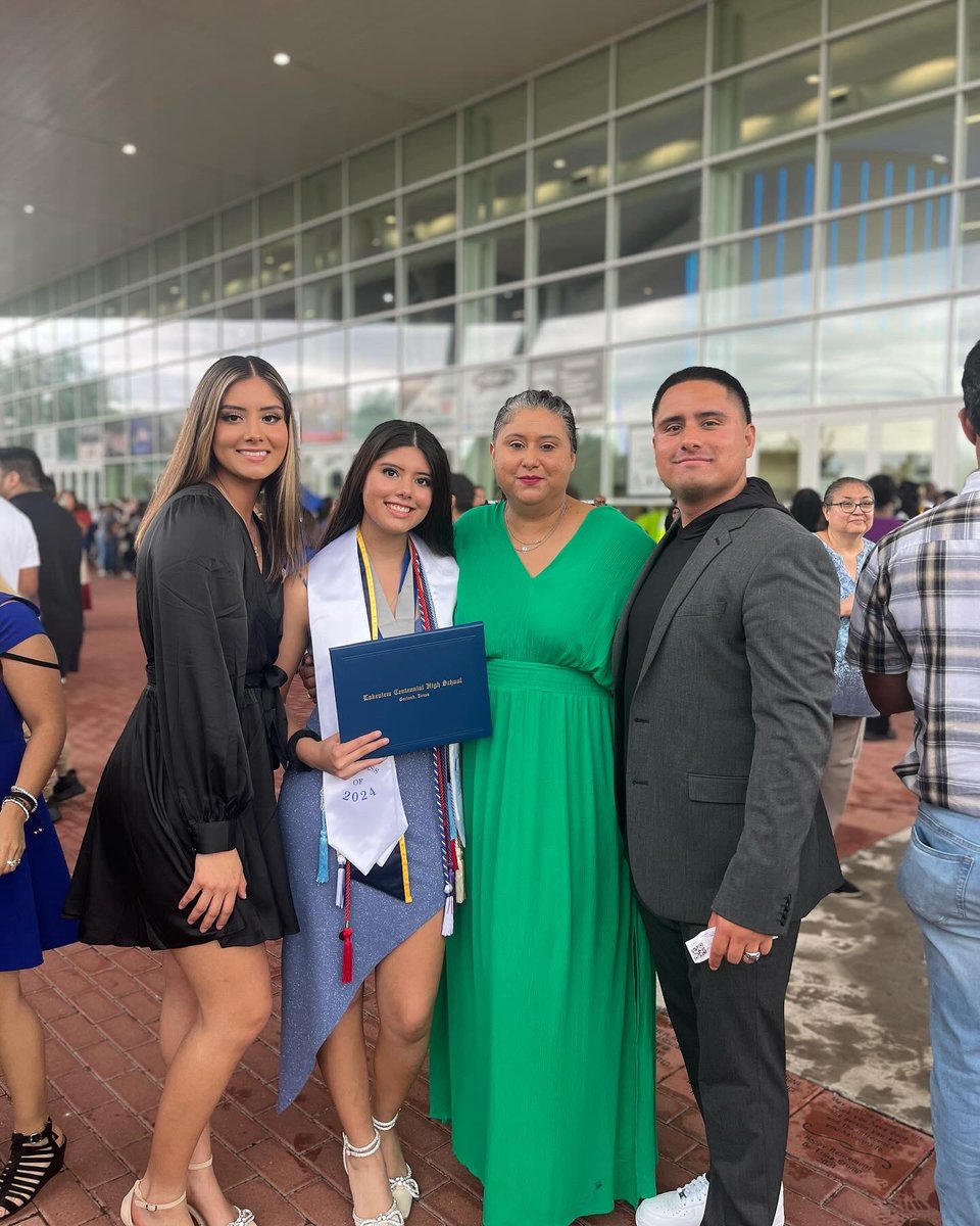 31tule's tweet photo. Family isn’t always who shares your blood, family is about who’s there when no one else is. 🤓

All praise and gratitude to God for blessing us with such a beautiful family. 
#jesusisking https://t.co/RSmR4CUh0R
