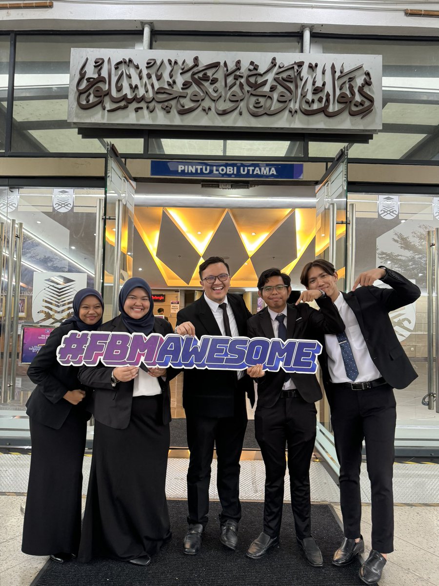 fbm_uitm's tweet photo. Para petugas pelajar kami yang semestinya ‘awesome’ juga! 

#SelangkahKeUiTM2024 #fbmawesome #fbminspire #fbmtopnotch https://t.co/YG8h26gusu