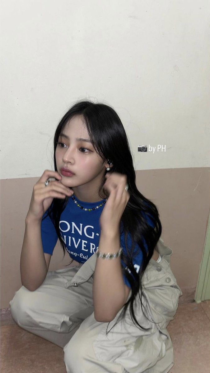 ─     ✶  Dearest university friends, we are immensely grateful for welcoming NewJeans to your vibrant festivities. You are nothing short of amazing! Keep up the fantastic work in your studies and continue to chase your dreams with unyielding passion and enthusiasm.