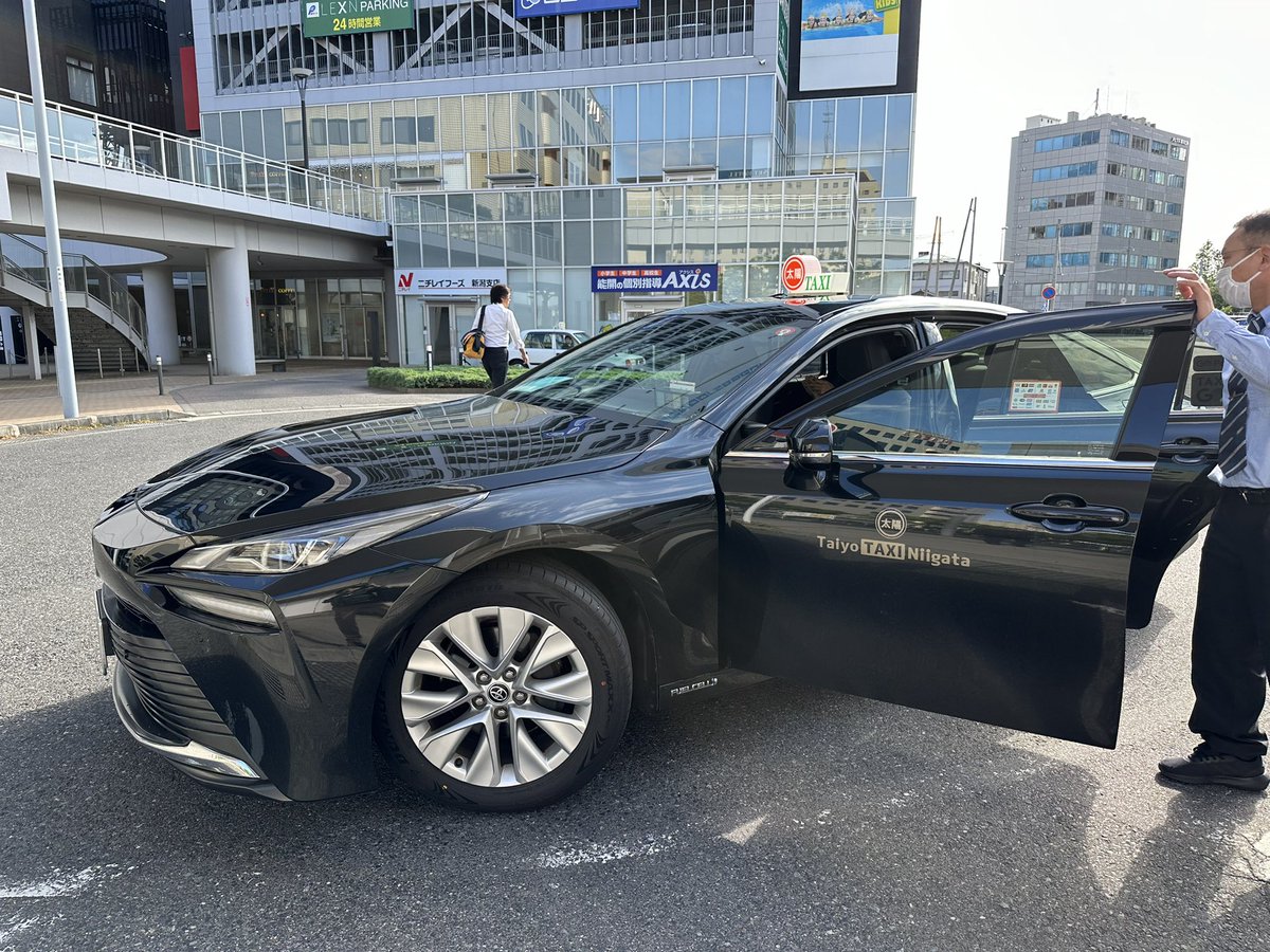 新潟でGOでタクシー呼んだらトヨタのMIRAIがやってきた。タクシーとしては車内狭いけど乗り心地は良かった。水素どこで入れるんですか？と聞いたら新潟に1か所だけあるんだって。満タンで5〜600キロ走るらしい。