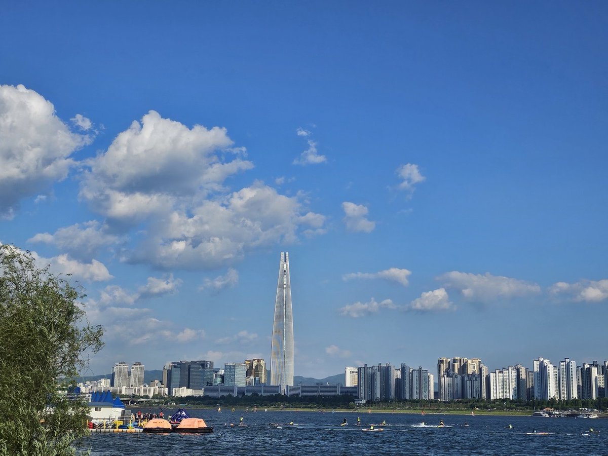 날씨가 좋아서  사진하나 !