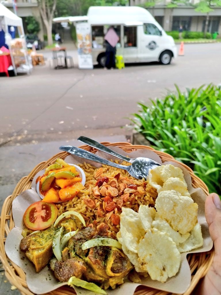 arieparikesit's tweet photo. Yuk ke Bazaar Wiken Podomoro Golf View (Pintu Tol Cimanggis) depan tower Apartment yah, dari Masjid At Tohir maju dikit, cobain @MobilKebuli nya Mas @khaniv13 n aneka jajanan, dan belanja di #KiosJejepangan by Kelana Rasa Store 😍 https://t.co/mSOc1RTKDb