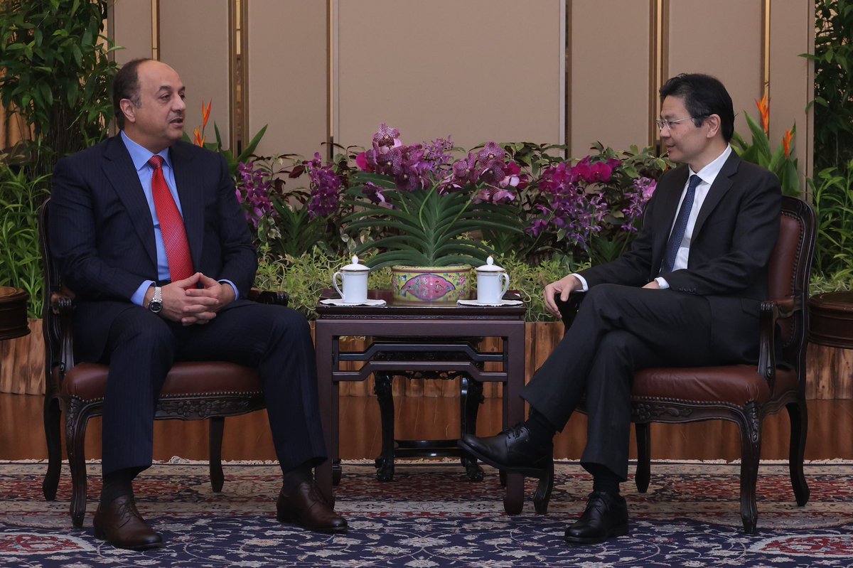 LawrenceWongST's tweet photo. 🇶🇦 DPM and Minister of State for Defense Affairs Dr Khalid bin Mohamed Al Attiyah and I affirmed the warm bilateral relations between 🇸🇬 &amp; 🇶🇦, and discussed ways to strengthen our bilateral cooperation. I also got an update from him on the ongoing Israel-Hamas conflict. https://t.co/lcsIJiEbZk