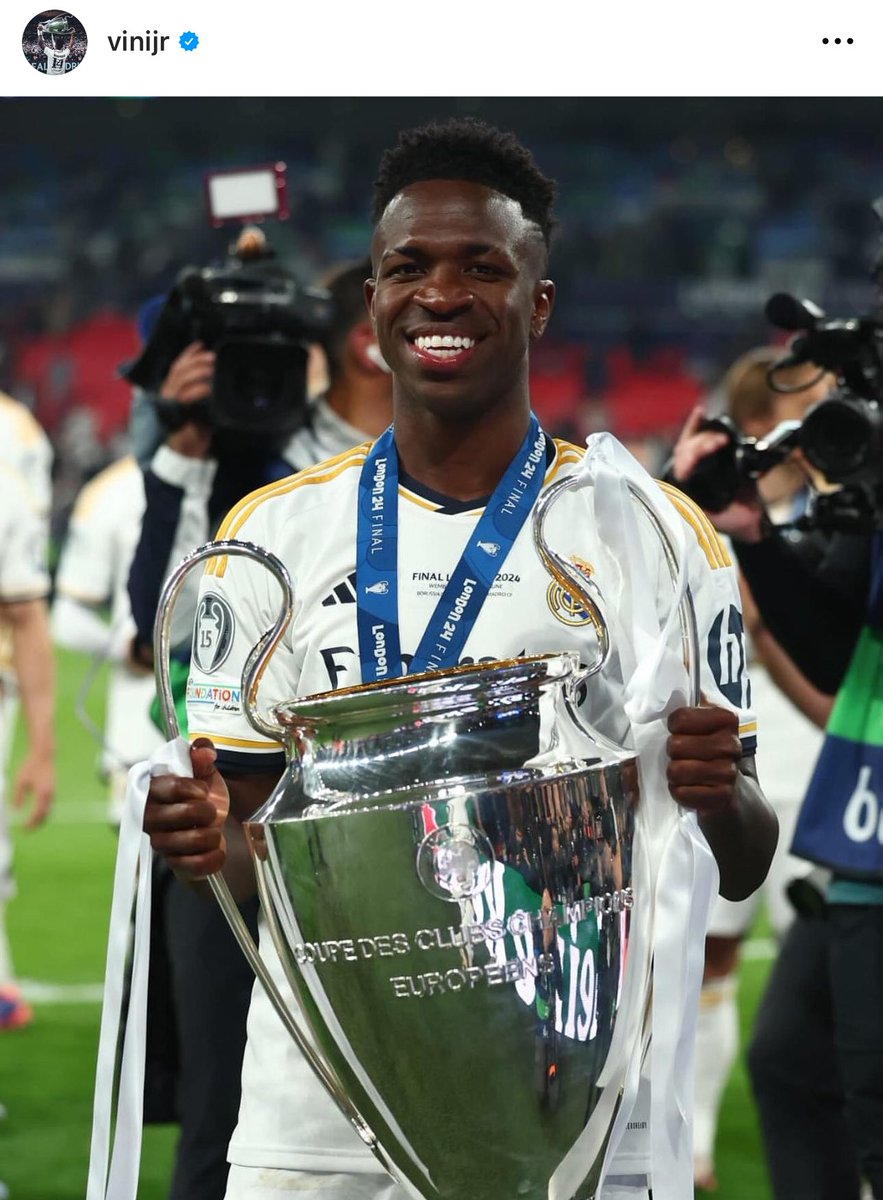 A garra e o talento dos brasileiros muito bem representados pelo Vini Jr., que fez gol na final da Champions 🏆 e conquistou com o Real Madrid mais um título. Vamos torcer para que o nosso atleta leve também o prêmio de melhor jogador do mundo 
🙏⚽️⭐️. #BolaDeOuro #RacismoNão