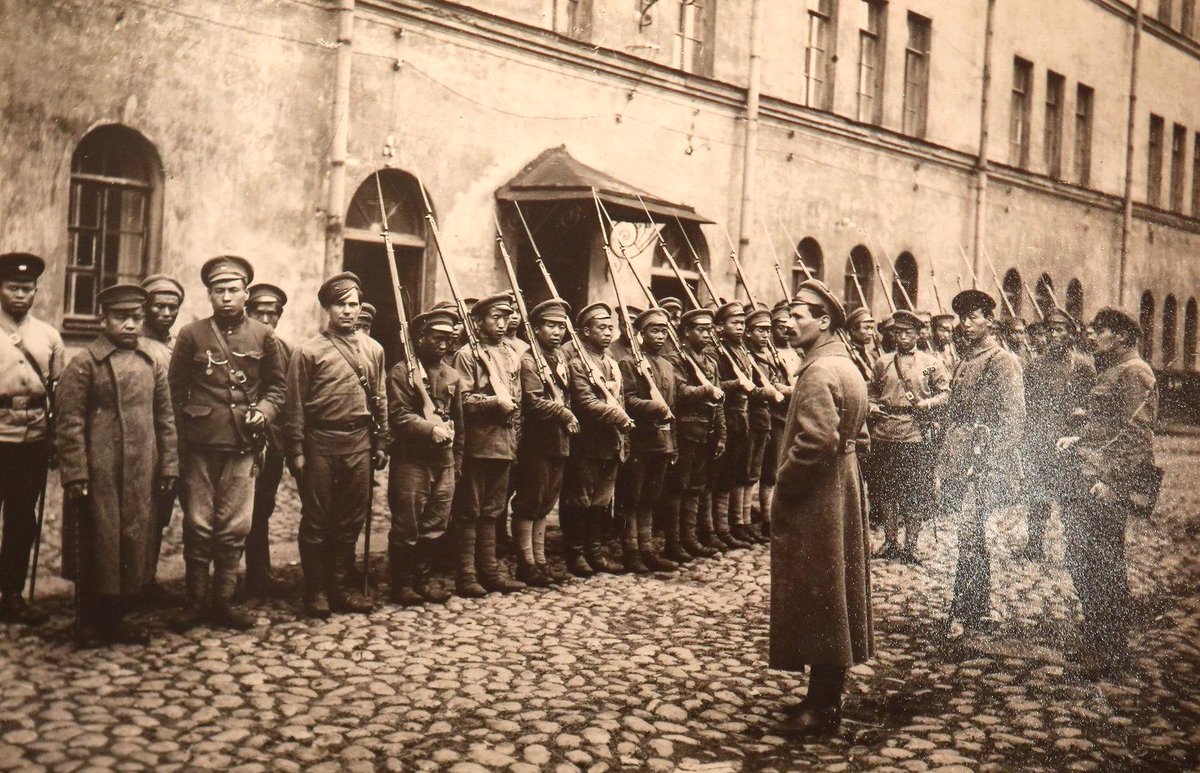EarthHistoryPix's tweet photo. The first international Chinese detachment of the Red Army before being sent to suppress the Yaroslavl uprising, Russia, 1918. From u/exBusel https://t.co/ycUpXBVwEq