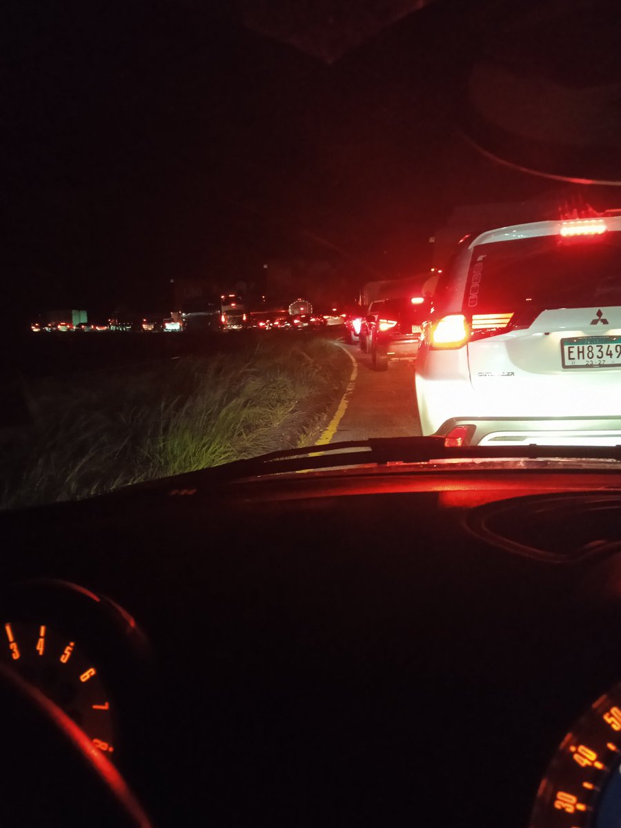 aurelioplefevre's tweet photo. @ProtegeryServir @ATTTPanama @NitoCortizo será que hacen valer su autoridad y despejan la vía en Chame o estaremos aquí toda la madrugada??? https://t.co/MEt33oZRhK