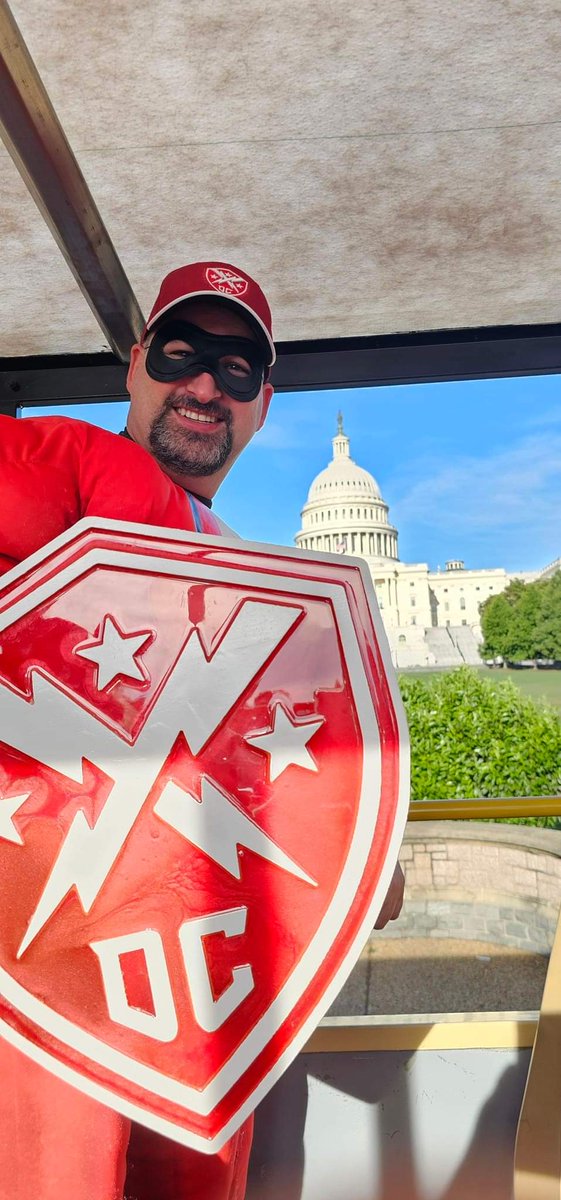 Instegone's tweet photo. Even #MrDefender goes sight seeing in DC. #ShieldsUp #DefendDC @XFLDefenders @TheUFL #ufl https://t.co/Co8YDU6KX5