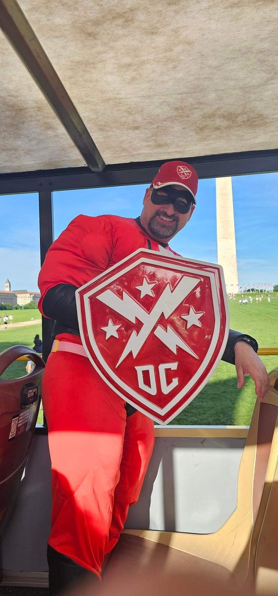 Instegone's tweet photo. Even #MrDefender goes sight seeing in DC. #ShieldsUp #DefendDC @XFLDefenders @TheUFL #ufl https://t.co/Co8YDU6KX5