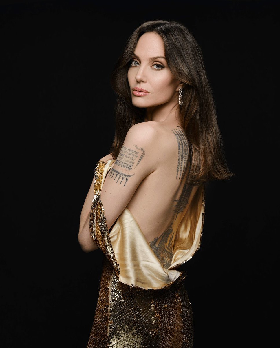 19. Angelina Jolie é bissexual.