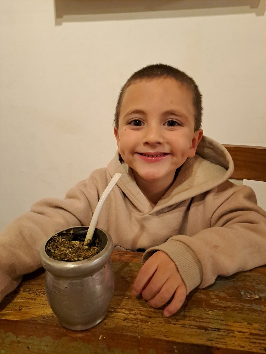DalmaLacaze's tweet photo. Viene a hacer pijamada con Valen y se pone a tomar mates conmigo 😆 https://t.co/zkkTcAhU7Q