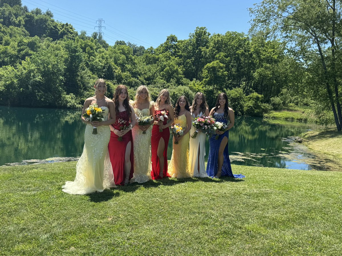 👑Time has flown by so fast for these two from freshman sweethearts to Senior Prom King and Queen! Congratulations Tyler and Julia! Thanks to everyone that joined us yesterday for pics, it was such a beautiful day and everyone looked so beautiful and handsome!