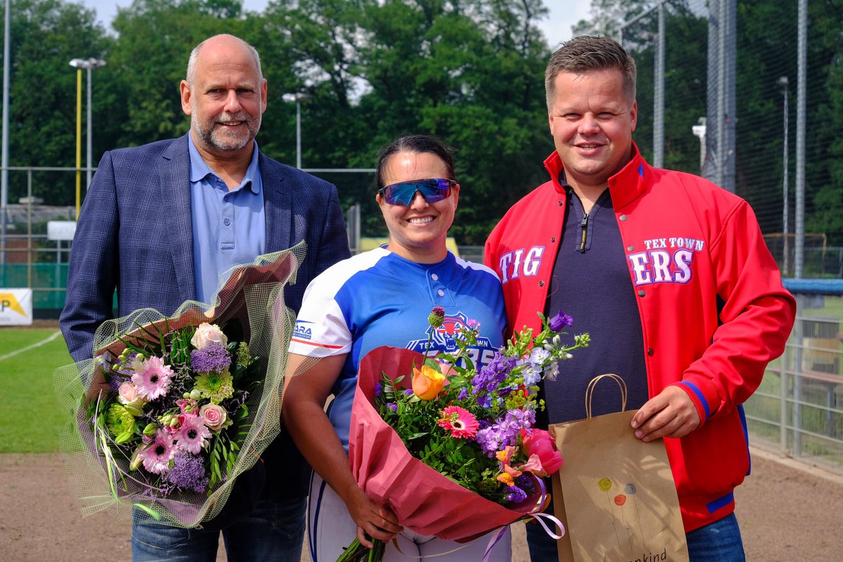 textowntigers's tweet photo. 🥎 💐💐 🏅 Lindsey Meadows speelde op 2e pinksterdag haar 500e wedstrijd voor Tex Town Tigers in de hoofdklasse. Daarmee komt ze in de 'top 5' van speelsters met de meeste wedstrijden voor Tex Town Tigers. Vandaag werd Lindsey hiervoor gehuldigd door voorzitter Kjeld Tielemans. https://t.co/MrbSQ2bxcr