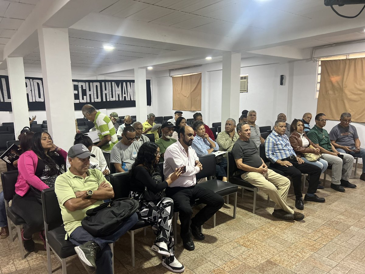 MesaSocial1's tweet photo. #Junio01 hoy participamos en la 3ra asamblea de la coordinadora metropolitana de trabajadores en lucha discutiendo la tesis programática y y el programa de acción para los próximos meses acordó hacer públicas las propuestas aprobadas. https://t.co/zgFMjo4LS2