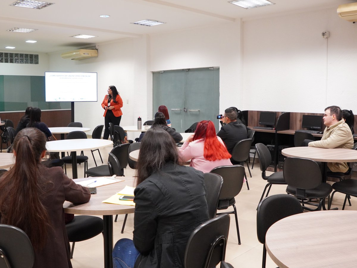 UNAE_Enc's tweet photo. #Congreso #Workshop #Informarse
ℹ️ Se desarrolló el Workshop "Informarse para no desinformar" a cargo de la Lic. Leila Benítez Planás. Un espacio fundamental para aprender a discernir y promover la veracidad en la era de la información. https://t.co/oQgoDMCSOP