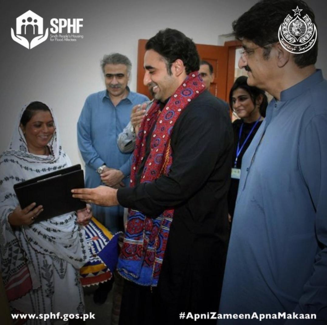 Anwereali's tweet photo. 📸 In pictures: Ceremony of distribution of land titles for flood affectees - Honorable @BBhuttoZardari awarded land titles to 5,000 women beneficiaries, bringing hope and security to flood affectees under #SindhPeoplesHousing.

#ApniZameenApnaMakaan https://t.co/U7H6YoQTmL