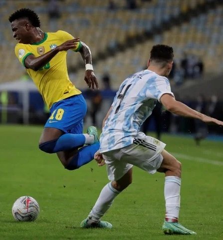 Parece imparable Vinicius, no?

Buen momento para recordar que Gonzalo Montiel anuló a Vinicius y Neymar en el MISMO PARTIDO, en UNA FINAL.