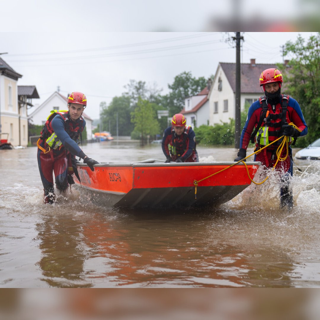 brkaktuell's tweet photo. Das #Hochwasser hält viele Teile Bayerns fest in Atem. Hochwasserbedingt kommen bayernweit, vor allem entlang der Donau von Neu-Ulm bis nach Passau, eine Vielzahl an Einsatzkräften des #BRK zum Einsatz. 👉https://t.co/UYIh7pakdb https://t.co/LjI8tPzdjY