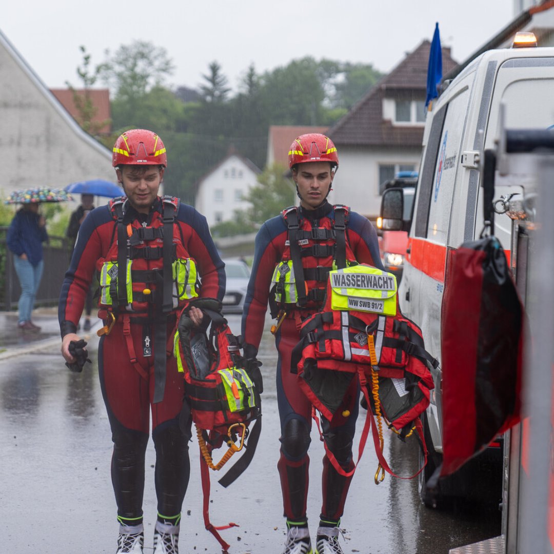 brkaktuell's tweet photo. Das #Hochwasser hält viele Teile Bayerns fest in Atem. Hochwasserbedingt kommen bayernweit, vor allem entlang der Donau von Neu-Ulm bis nach Passau, eine Vielzahl an Einsatzkräften des #BRK zum Einsatz. 👉https://t.co/UYIh7pakdb https://t.co/LjI8tPzdjY