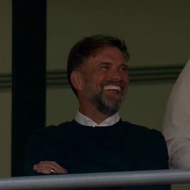 Klopp tau betul rasanya lawan Madrid di final. Tau betul rasanya dominan, tapi tiba-tiba dibobol Madrid dan kalah.